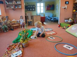 Na zahrádce pod jabloní, motýlek tam včelku honí