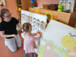 Na zahrádce pod jabloní, motýlek tam včelku honí