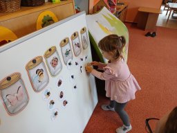 Na zahrádce pod jabloní, motýlek tam včelku honí