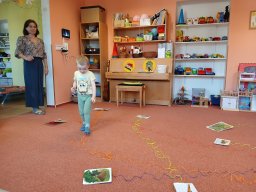 V zoologické zahradě, nehlaďte lva na bradě