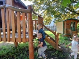 V zoologické zahradě, nehlaďte lva na bradě