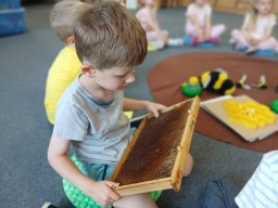 CO SE DĚJE V TRÁVĚ A U RYBNÍKA