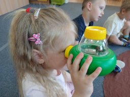 CO SE DĚJE V TRÁVĚ A U RYBNÍKA