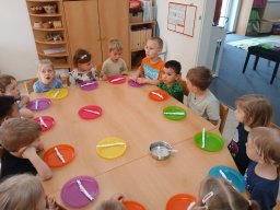 CO SE DĚJE V TRÁVĚ A U RYBNÍKA