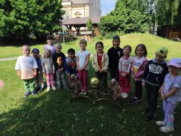 Představení pudlíků a plazů na zahradě MŠ