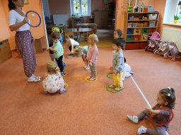 Slunéčko zachází za hory