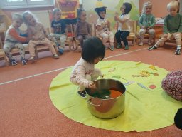 Slunéčko zachází za hory