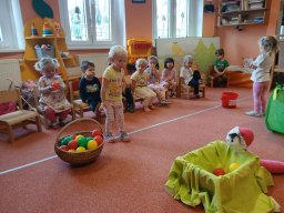 Maluje sluníčko červené jablíčko