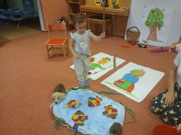 Maluje sluníčko červené jablíčko