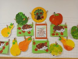 Maluje sluníčko červené jablíčko