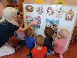 Letí, letí vrabeček, v zobáčku má drobeček