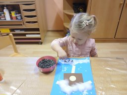 Letí, letí vrabeček, v zobáčku má drobeček