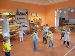 Letí, letí vrabeček, v zobáčku má drobeček