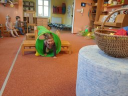 Letí, letí vrabeček, v zobáčku má drobeček