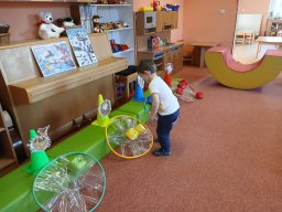 Letí, letí vrabeček, v zobáčku má drobeček