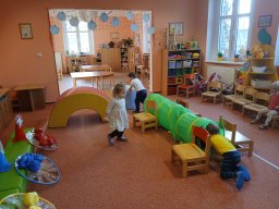 Letí, letí vrabeček, v zobáčku má drobeček