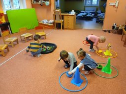 Letí, letí vrabeček, v zobáčku má drobeček